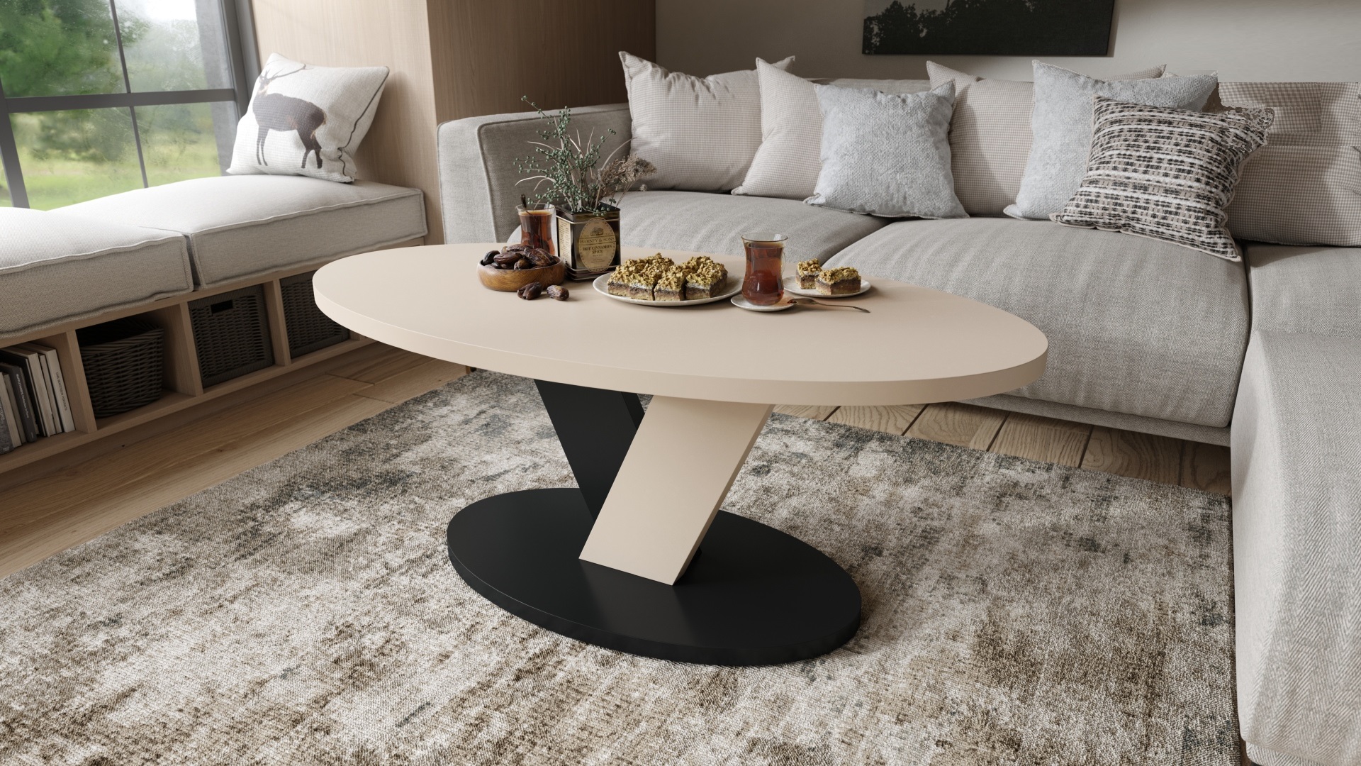 Wohnzimmerimpression mit Couchtisch vor schwarzem Sofa